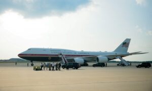 tong thong my donald trump thuc hien chuyen bay dau tien tren chiec air force one moi duoc chinh phu