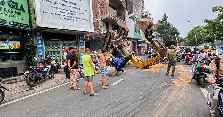 Tphcm Xe Muc Dang Thao Do Nha Bat Ngo Lat Ngua Giua Duong Hoang Sa 693