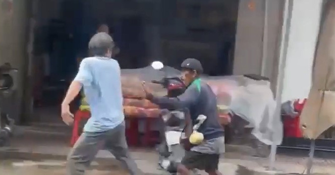 tranh cai khi ban ve so nguoi dan ong rut dao dam doi thu tu vong 1678