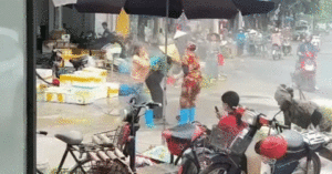 tranh chap cho ban hang chu cua hang hai san xit nuoc tang ap vao mat nguoi phu nu ban rau 2044