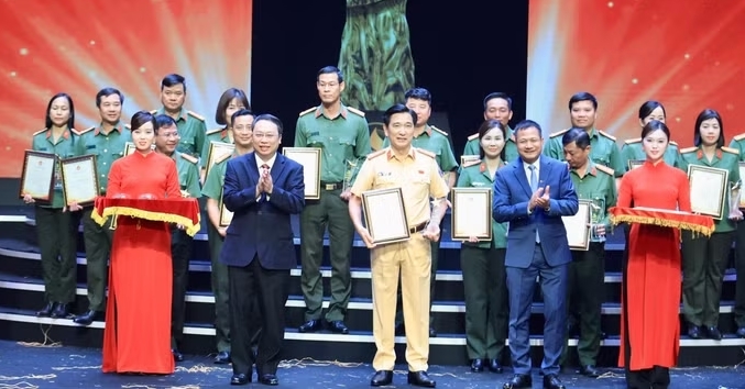 Trao 35 Giai Vang Va Ton Vinh Luc Luong Truyen Thong Cong An Nhan Dan 1201.Avif