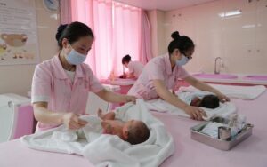 tre so sinh Trung Quoc o tinh Quy Chau tan hoa xa