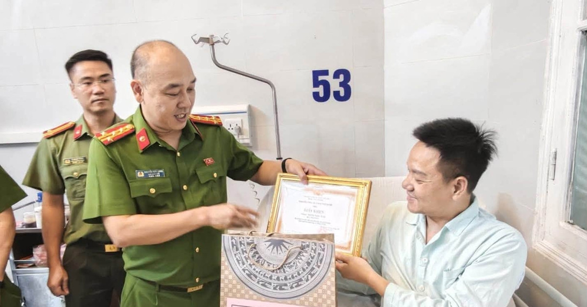 Trung Ta Canh Sat Hinh Su Ha Noi Bi Nguoi Di Xe May Khong Bien Tong Gay Chan 2057
