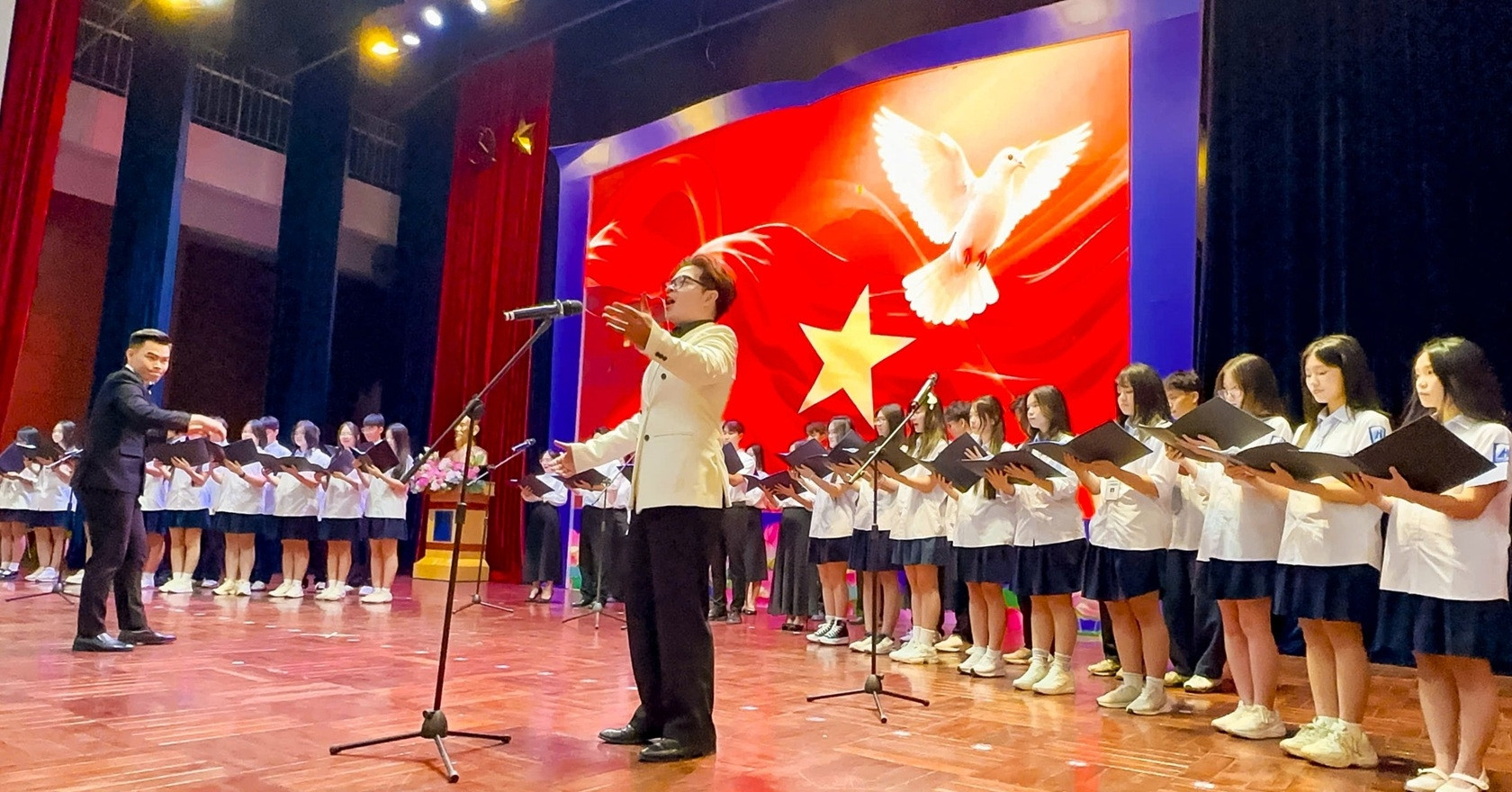 Truong Chuyen O Ha Noi Cho Hoc Sinh Gap Nghe Si Tim Hieu Hanh Trinh Nuoi Dam Me 2015