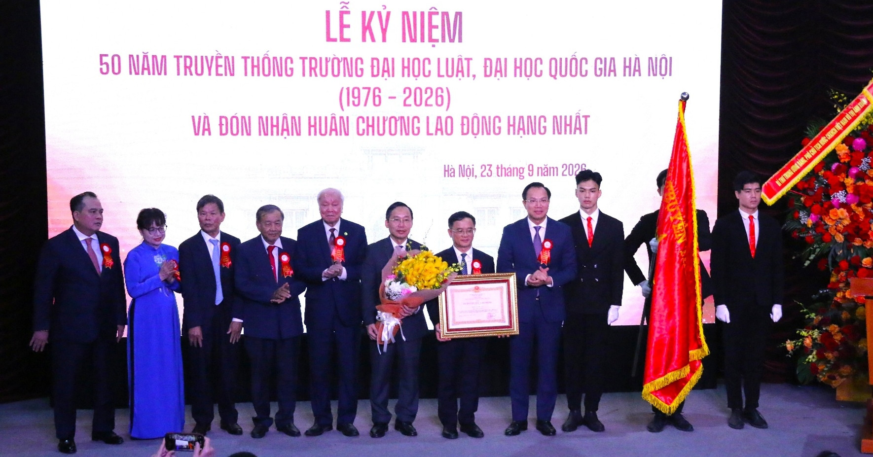 Truong Dh Luat Dh Quoc Gia Ha Noi Nhan Huan Chuong Lao Dong Hang Nhat 1180