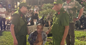 tuoc hung khi nguoi dan ong cam dao phay de doa nguoi di duong o ha noi 1410