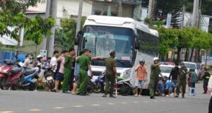 Va Cham Voi O To Khach Dang Lui Nam Sinh Lop 6 Bi Cuon Vao Gam Xe Tu Vong Tai Cho 1398