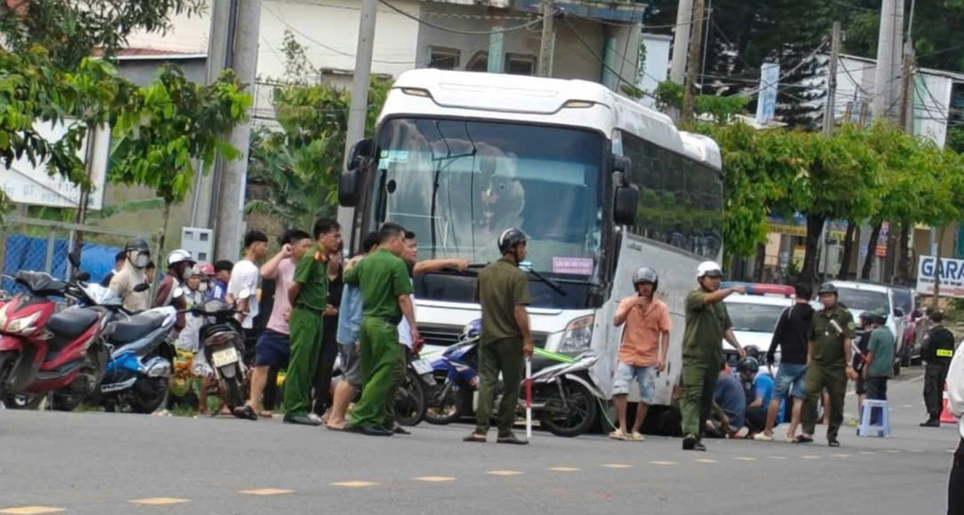 Va Cham Voi O To Khach Dang Lui Nam Sinh Lop 6 Bi Cuon Vao Gam Xe Tu Vong Tai Cho 1398