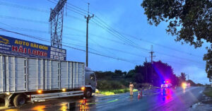va cham voi xe tai tren quoc lo ba nguoi di xe may tu vong 1160