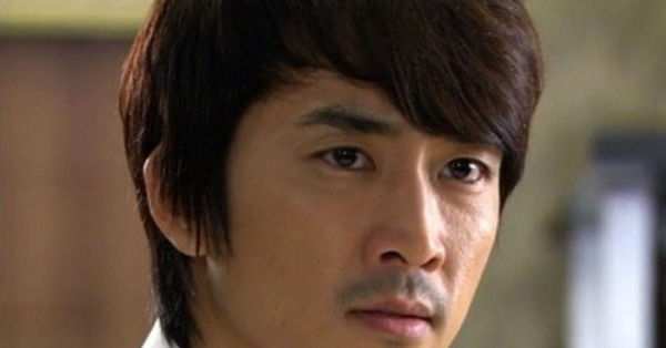 Ve Nha Chong Ghen Khi Thay Ngon Chan Tho Ra Duoi Gam Giuong Nhung Su That Phia Sau Khien Anh Bat Kho