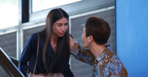 ve que ngu nho mot dem trong phong me vo vua lung xuong thay thu lom com phia duoi toi bat ngo truoc