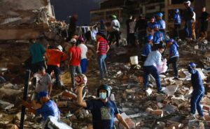 venezuela chay dua tim kiem nguoi mat tich trong tran dong dat kep