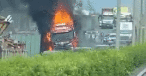 Xe Container Chay Du Doi Tren Cao Toc Un Tac Keo Dai Hon 8Km 1212