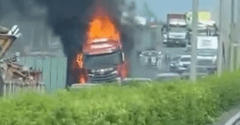 Xe Container Chay Du Doi Tren Cao Toc Un Tac Keo Dai Hon 8Km 1212