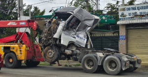 xe container tong o to tai cau o tphcm 2 nguoi ket trong cabin bien dang 2098