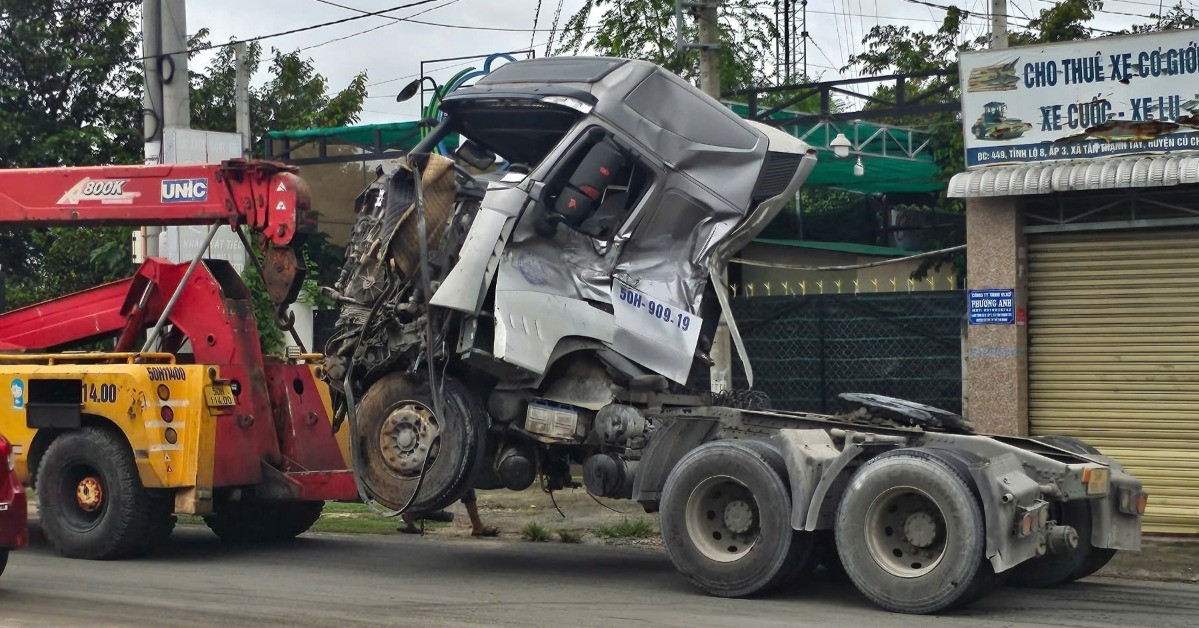 xe container tong o to tai cau o tphcm 2 nguoi ket trong cabin bien dang 2098