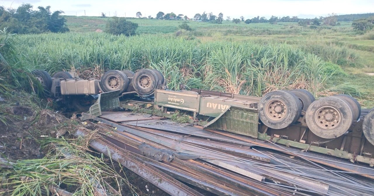 Xe Dau Keo Lat Ngua Tren Duong Truong Son Dong 2 Nguoi Tu Vong 1279