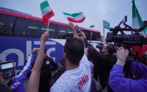 xe doi tuyen bong da Iran o Mexico fan bong da Iran vay co Iran don chao 6 2026 reu