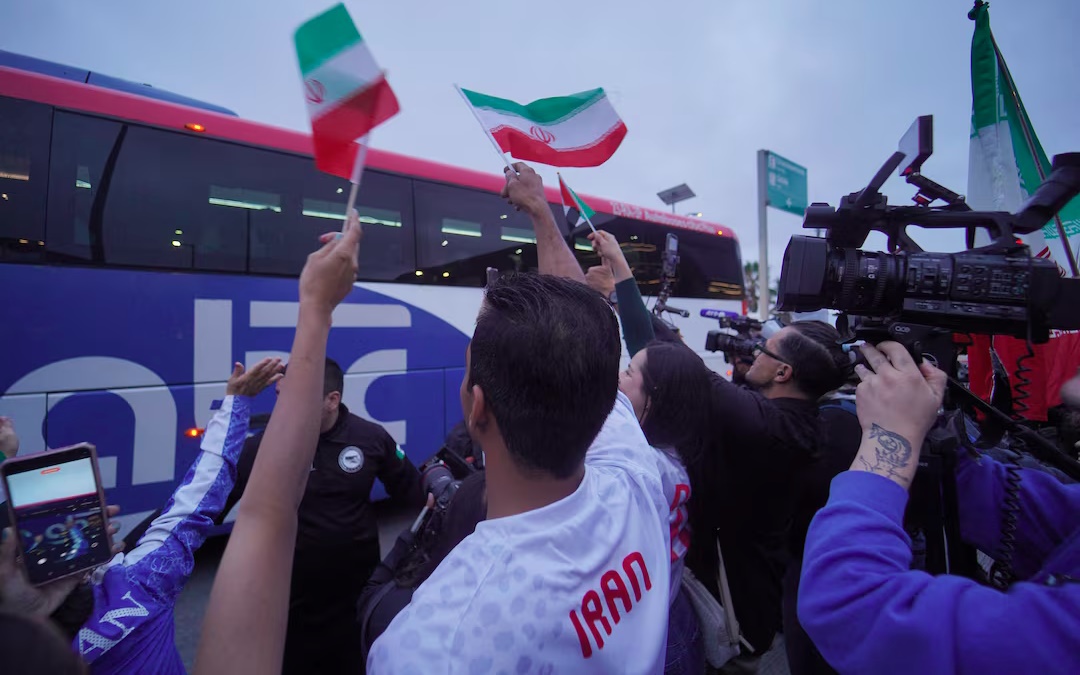 xe doi tuyen bong da Iran o Mexico fan bong da Iran vay co Iran don chao 6 2026 reu
