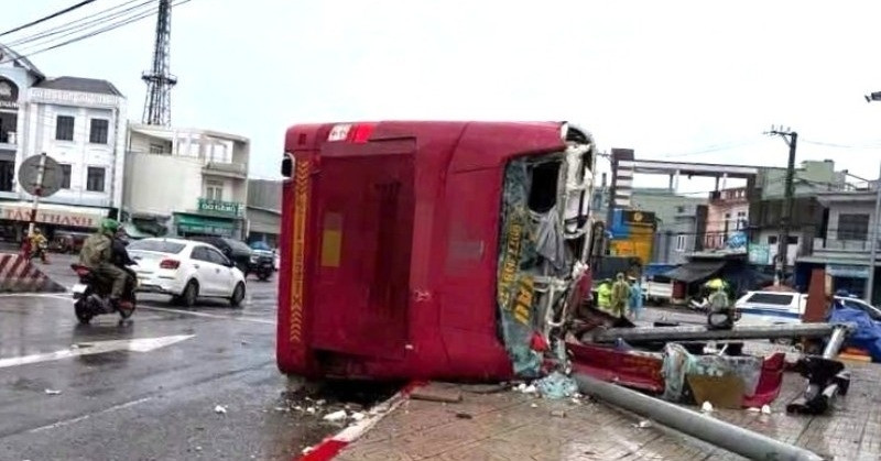 Xe Khách Tông Liên Hoàn Rồi Lật Nghiêng, 2 Người Tử Vong Xe Khach Tong Lien Hoan Roi Lat Nghieng 2 Nguoi Tu Vong 1430