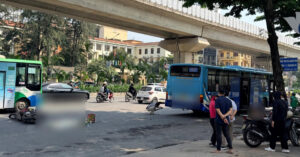 Xe May Va Cham Voi Xe Buyt O Ha Noi Mot Chau Be Tu Vong Tai Cho 512