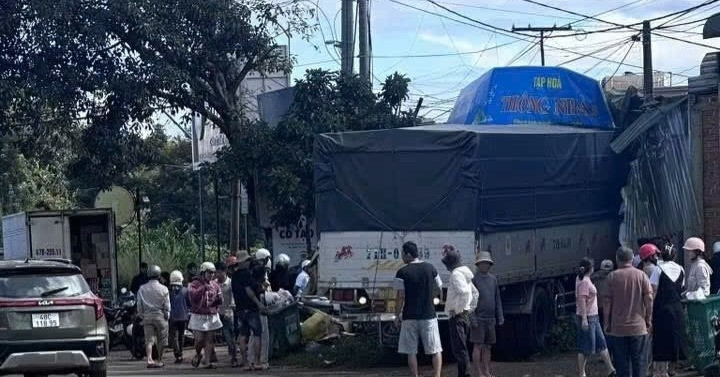Xe Tai Lao Vao Quan Tap Hoa 3 Nguoi Bi Thuong Nang 2813