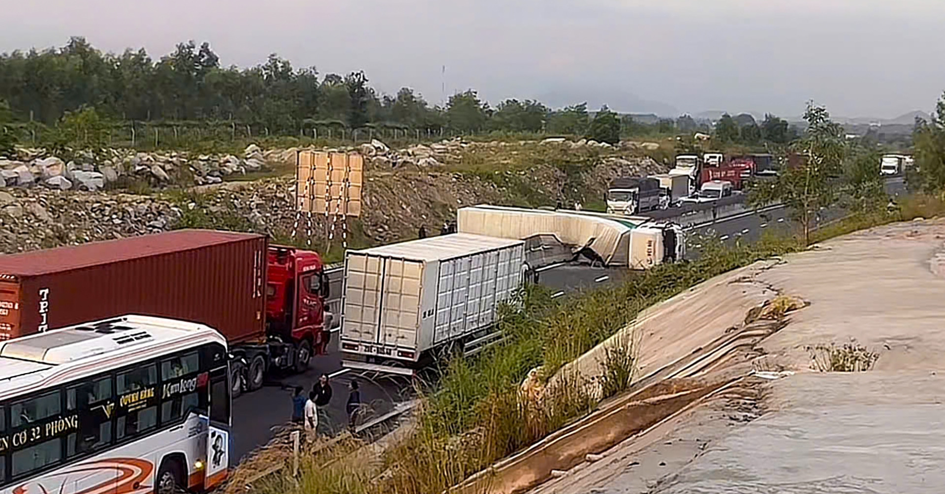 Xe Tai Lat Chan Ngang Cao Toc Giao Thong Un Tac Keo Dai 463