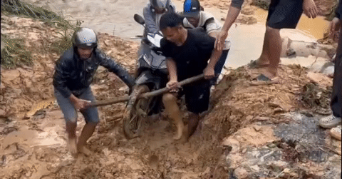 Xuc Dong Canh Nguoi Dan Khieng Xe Giup Giao Vien Vuot Suoi Den Lop 1660